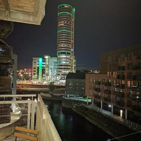 Sunny Balcony Overlooking The River * Leeds (West Yorkshire)