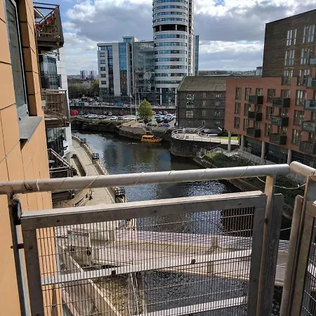 Sunny Balcony Overlooking The River * Leeds (West Yorkshire)
